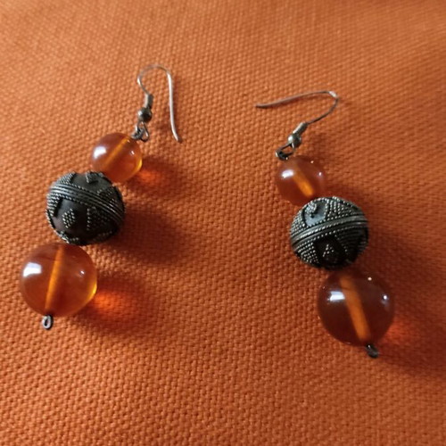 Earrings with semi-precious stone and carved bead, amber, like new