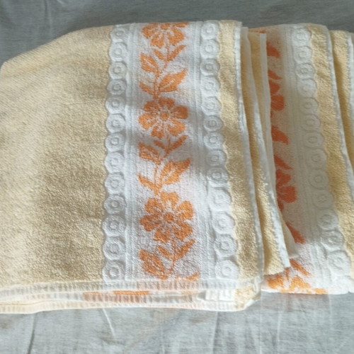 Towel set 3 pieces, like new, cream with floral embroidery