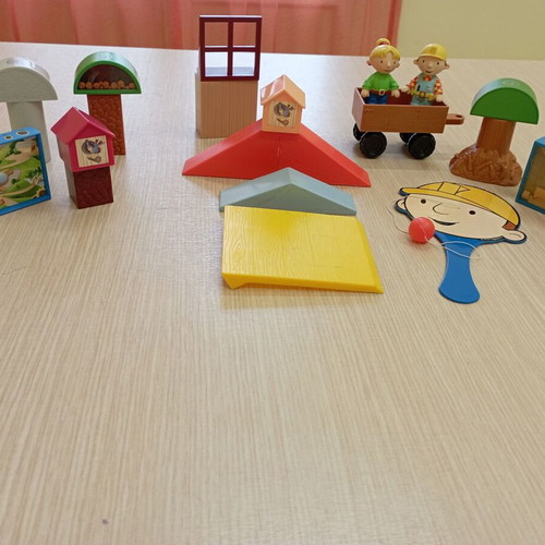 Bob the Builder figures like new with magnetic pieces set and mini paddle