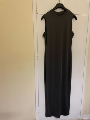 Sleeveless dress black new with satin texture and loose fit