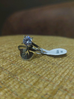 Silver ring with single stone new, size 18