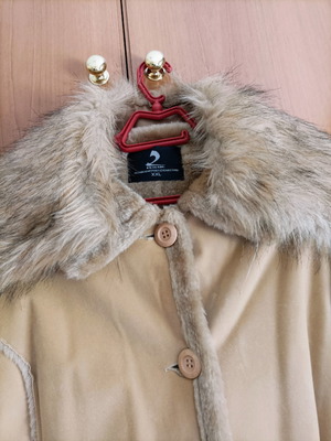 Velvet coat used with detachable fur collar XXL size