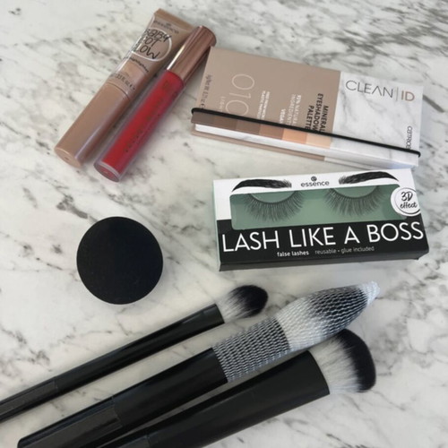 Make Up Items new, set with eyelashes, highlighter, eyeshadow palette, lip gloss, brushes, sponge