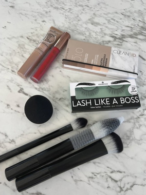 Make Up Items new, set with eyelashes, highlighter, eyeshadow palette, lip gloss, brushes, sponge