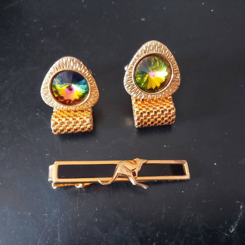 Jewelry set with 2 gold cufflinks and 1 tie clip, Australia 1970-80