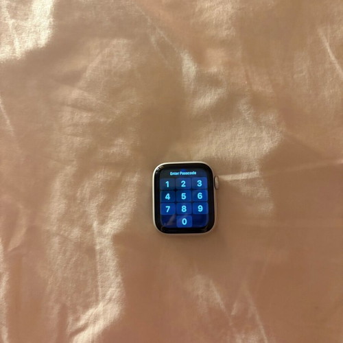 Apple Watch SE 2022 used with minor back crack