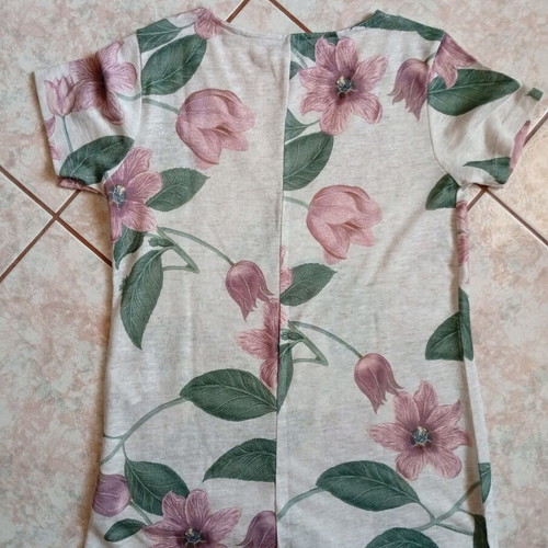 Stradivarius women's t-shirt size S like new, floral pattern