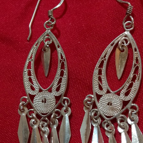 Silver filigree dangling earrings like new