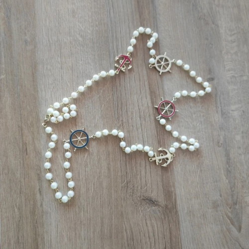 Pearl necklace like new, long with decorative elements