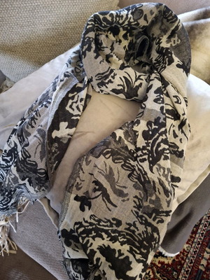 Attrattivo scarf like new, long, black and gray