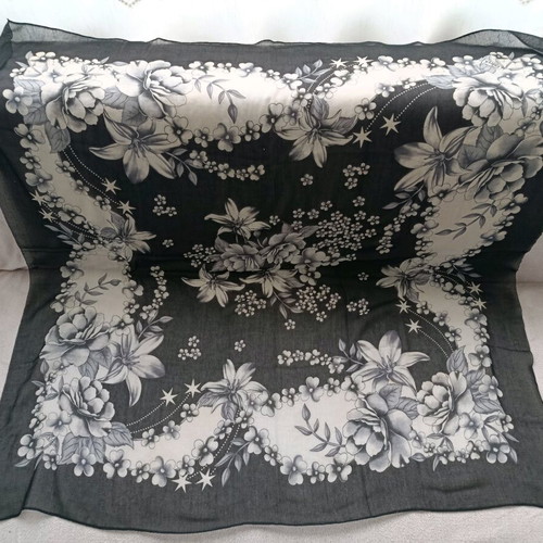 Headscarf used, size 95x95 cm