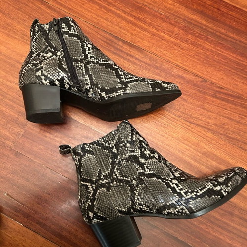 Snail print ankle boots like new, in grey and black