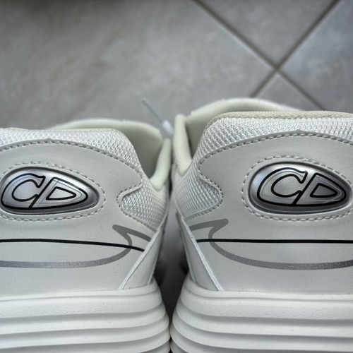 Athletic shoes size 44 like new, white