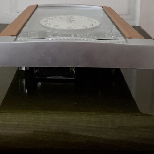 Quartz table clock used with decorative city scene