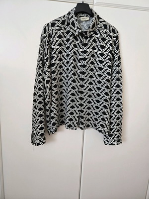 Oversized Namaste shirt like new, black and white, viscose, size S