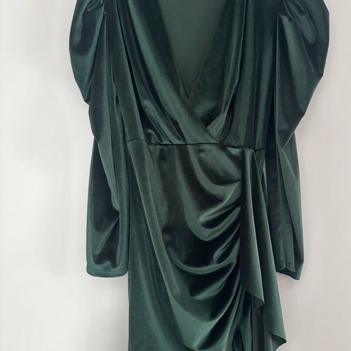 Velvet dress with ruffles and puff sleeves like new, green