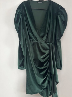 Velvet dress with ruffles and puff sleeves like new, green
