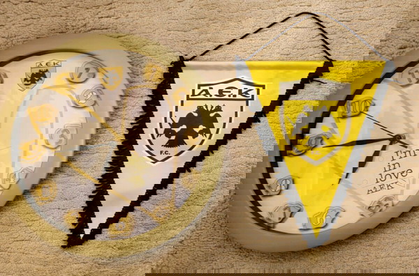 Ρολόι τοίχου και λάβαρο ΑΕΚ