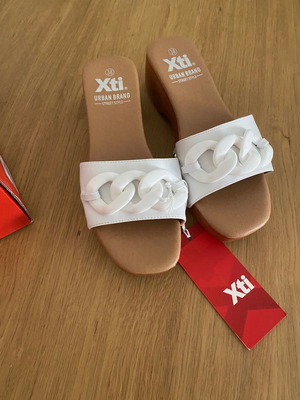 Slippers new in box size 38 type tsokaro
