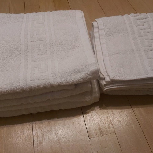 White towels set like new, 2 body and 2 hand towels