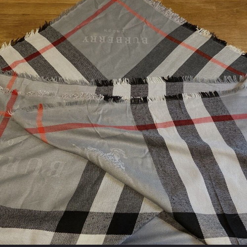 Burberry scarf like new, 55% wool 35% cashmere, classic check