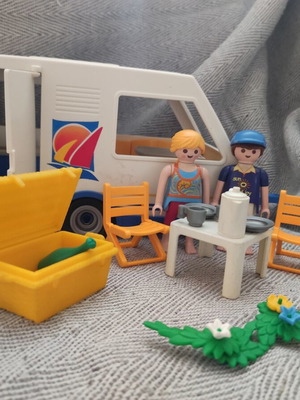 Playmobil каравана с 2 фигури и аксесоари употребяван, винтидж