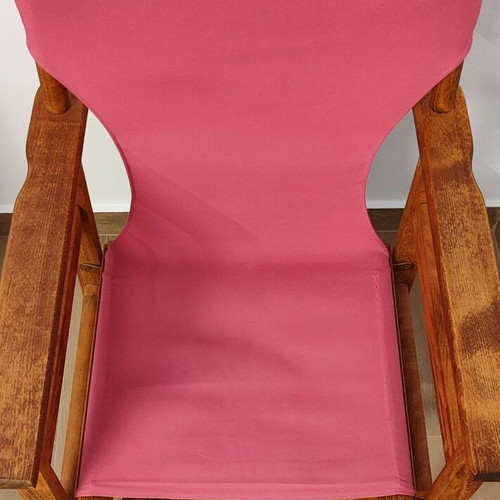 Wooden folding director's chair with fuchsia fabric