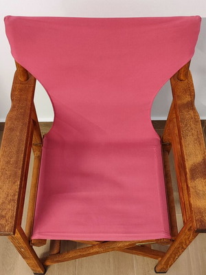 Wooden folding director's chair with fuchsia fabric