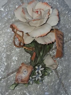 Capodimonte porcelain rose figurine like new with certificate