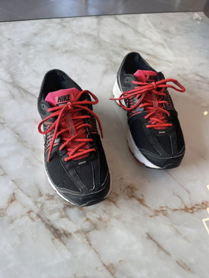 Nike Vomero 6 sneakers size 38.5 like new black and fuchsia