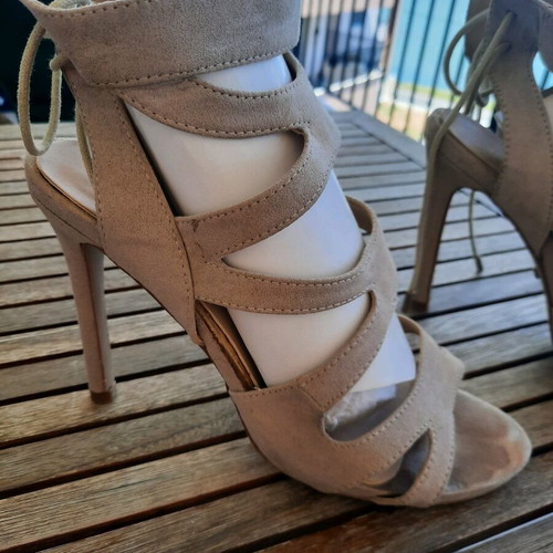 Beige high-heeled sandals like new, size 39