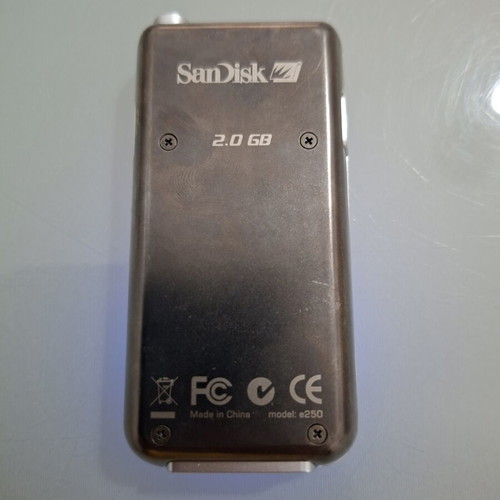 Sandisk Sansa e250 MP3 player with cable