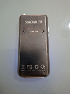 Sandisk Sansa e250 MP3 player with cable