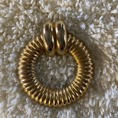 Earrings vintage clip-on with ribbed goldtone daisy design like new