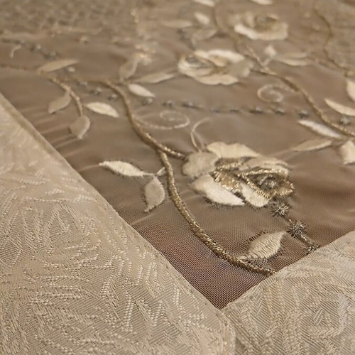 Embossed table runner like new 0.95x0.45