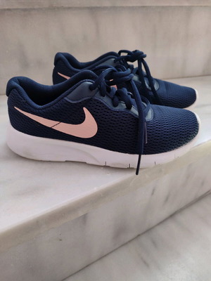 Nike athletic shoes used, pack of 3 pairs size 35.5