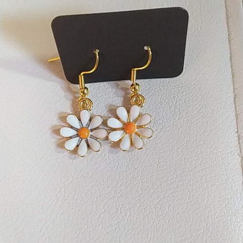 Earrings with daisies new, white and gold