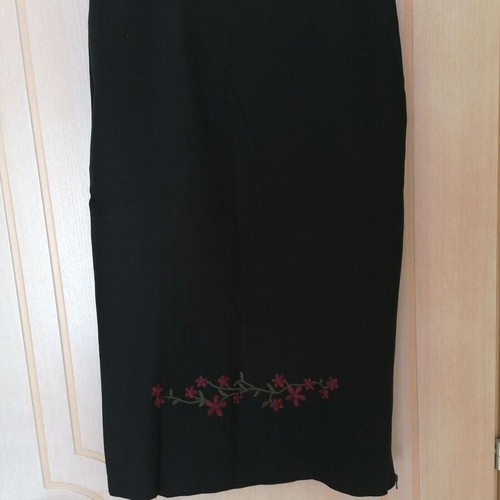 Italian skirt L new, elastic with embroidered design