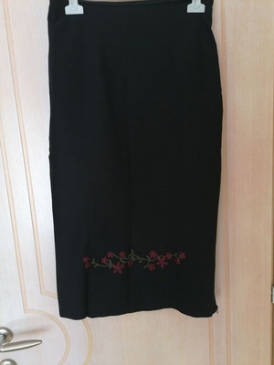 Italian skirt L new, elastic with embroidered design