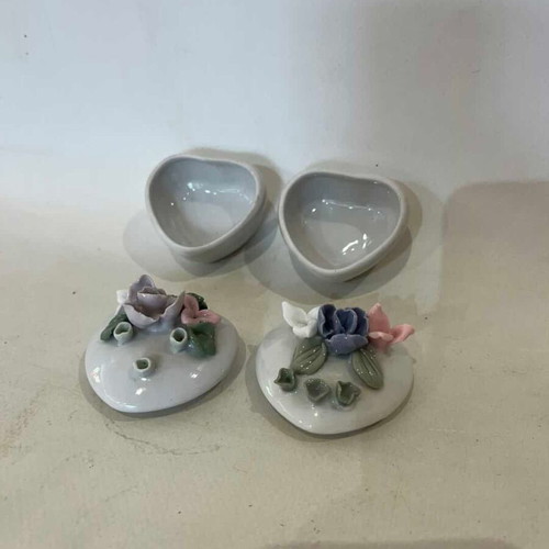 Set of 2 vintage porcelain jewelry boxes used, heart-shaped with 3D flowers