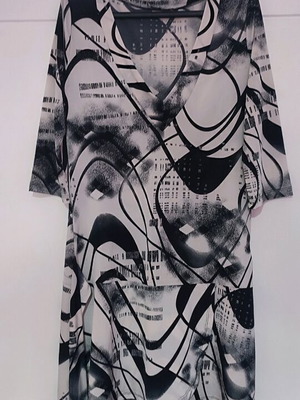 Mini dress with 3/4 sleeve for S/M size like new, black and white