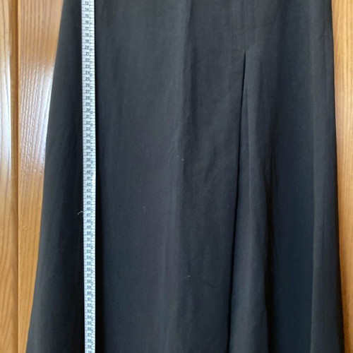 Asymmetric black skirt like new with pleat and front slit
