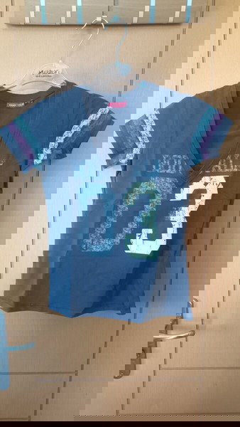 Μπλούζα V