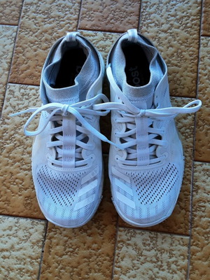 Αθλητικά παπούτσια Adidas No 39,5 μεταχειρισμένα, λευκά
