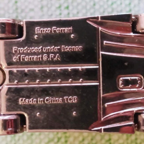 Ferrari Enzo Collectible Metal Keychain Shell V-Power 2007 like new