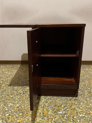 Ξύλινο κομοδίνο μεταχειρισμένο με άνοιγμα σαν ντουλάπι