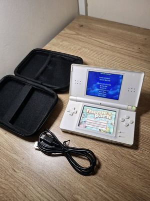 Nintendo DS Lite Polar White like new with charger and case
