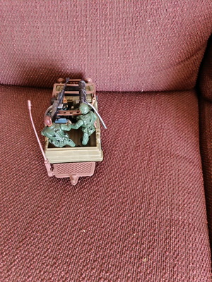 Military jeep with machine gun and 4 soldiers like new