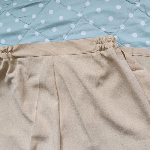 Women's beige pants new, size medium