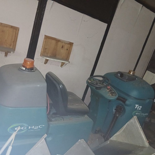 Professional floor cleaning machines like new, 2 models